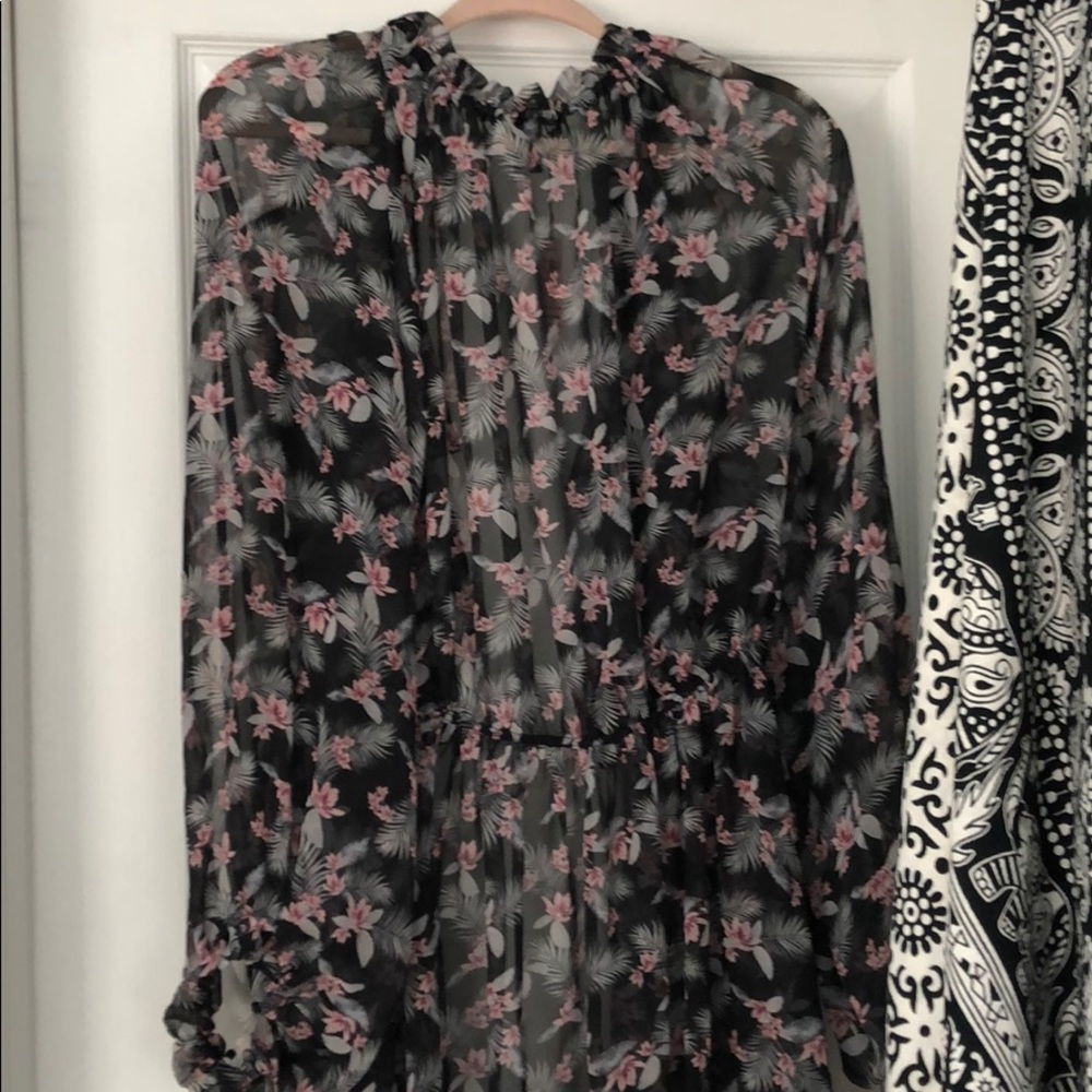VS BLACK SHEER RUFFLED FLOWER FLOWING KIMONO - Picture 8 of 8